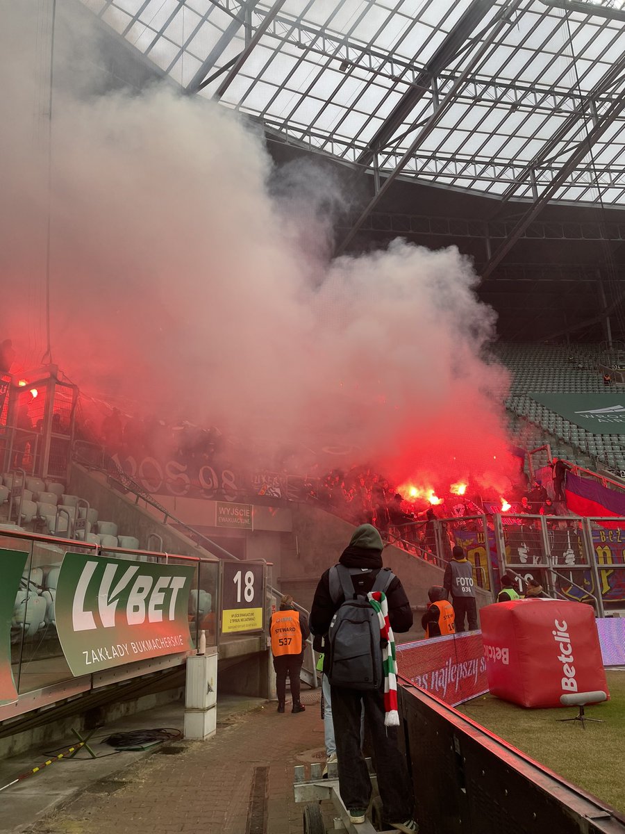 W drugiej połowie goście postanowili trochę zadymić🔥

#ŚLĄODR