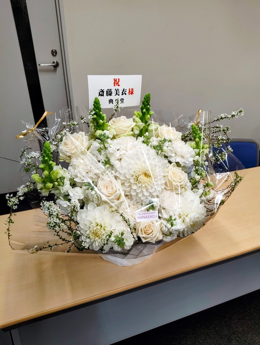齋藤 美衣さんの「世界を信じる」批評会にお伺いしました。
歌集の味わいどころを更に掘り下げたくなるような、熱い批評をたっぷりと聞くことができました。
会場の一番後ろから眺めていると、終わる頃には参加者夫々の背中に詠みたい気配漲っていたような。
大変よい刺激をいただいた会でした。