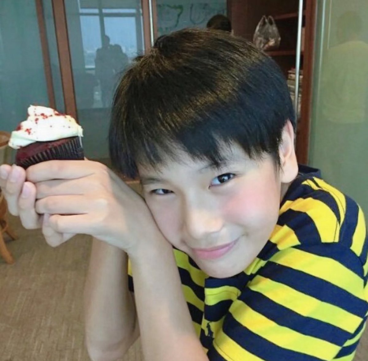 clausicjazz's tweet photo. #littleachi in their coffeeshop in binondo holding the cupcake baked by his #pawpa and the photo is taken by his #mawma while the songs of Orange and Lemons, Rey Valera, MYMP, AHS playing in the whole place. https://t.co/hH8qmXgG5E