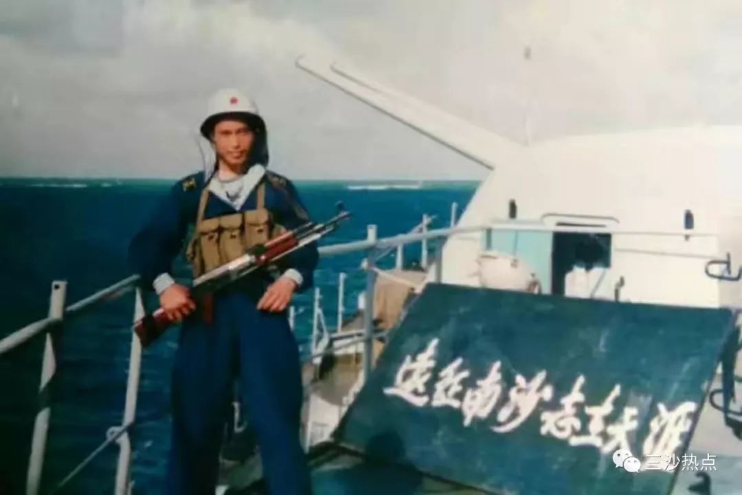 Type56AK47's tweet photo. 1988 Sino-Vietnamese "3.14" Naval Battle.
A photo of a sailor holding a Type-56 (milled receiver + spiker) aboard a warship.
#Military #Type56 #AK47 #China #Vietnam #History #Gear #PLA #ColdWarHistory https://t.co/TSSaEQ710k