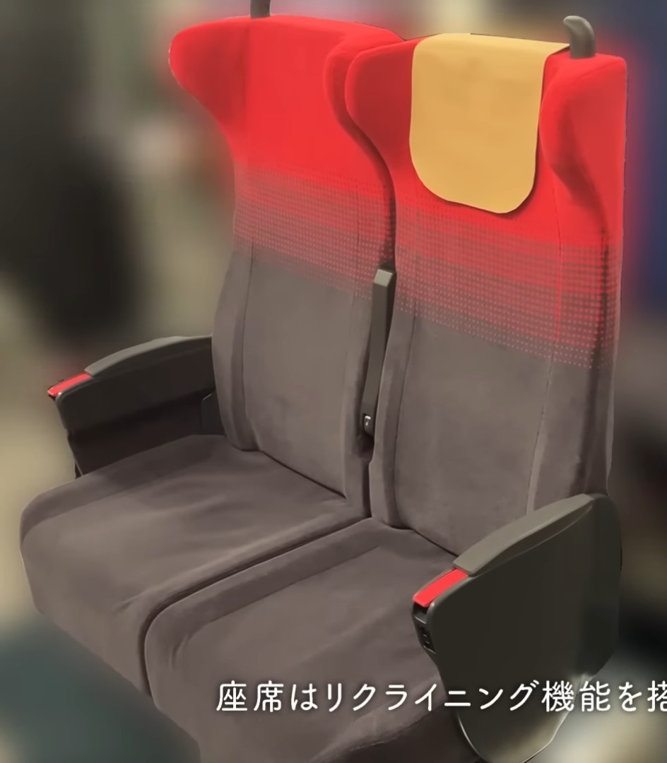 コンセントをソデ体に内蔵したのでインアームテーブル搭載は不可能な