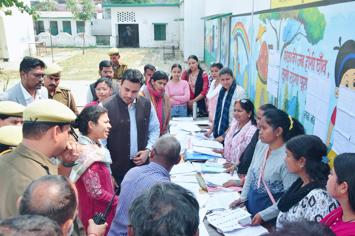 विशेष प्रगाढ़ पुनरीक्षण अभियान : विशेष अभियान दिवस पर डीएम दुर्गा शक्ति नागपाल ने ईदगाह व छाउछ मतदान स्थलों का औचक निरीक्षण किया। BLO से फॉर्म-6 व 8 की प्रगति जानी,18+ युवाओं को मतदाता सूची में जोड़ने के निर्देश दिए। <a href="/ceoup/">CEO Uttar Pradesh</a>