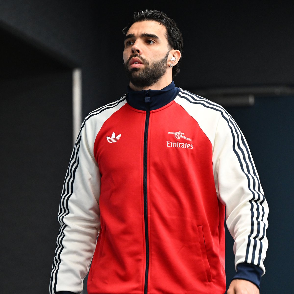 Arsenal's tweet photo. Matchday arrives - Originals on.

Available online at Arsenal Direct and in-store 🖱️

🤝 @adidasfootball