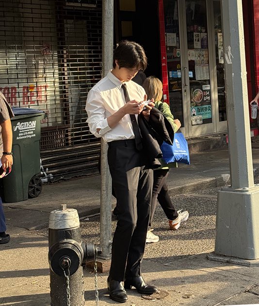 gatekeeping the most insanely fine boyfriend pictures all to himself how do i steal beomgyu’s phone right now.