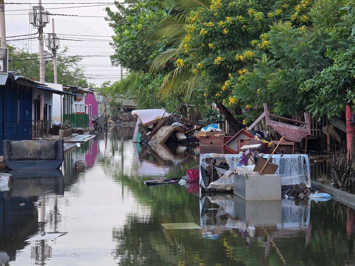Con el escurrimiento del agua desbordada del río Sinú, en los barrios afectados de #Montería sale a flote la miseria que deja la emergencia 🆘 Para la gran mayoría la recuperación material y económica será lenta, mientras sobreviven con lo poco o nada que les quedó.