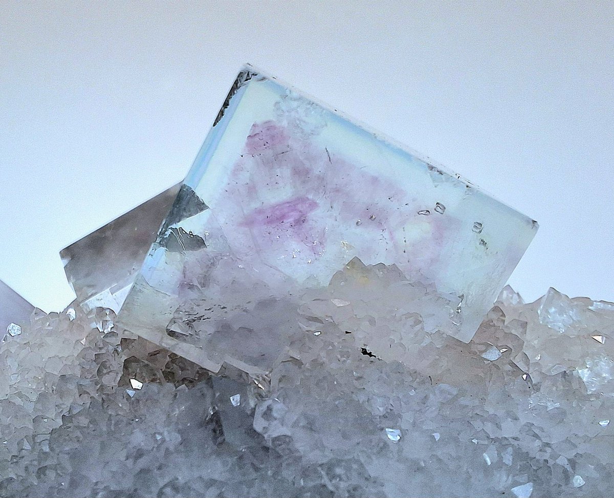 中国浙江省産のフローライト 一見するとほぼ無色透明と思いきや