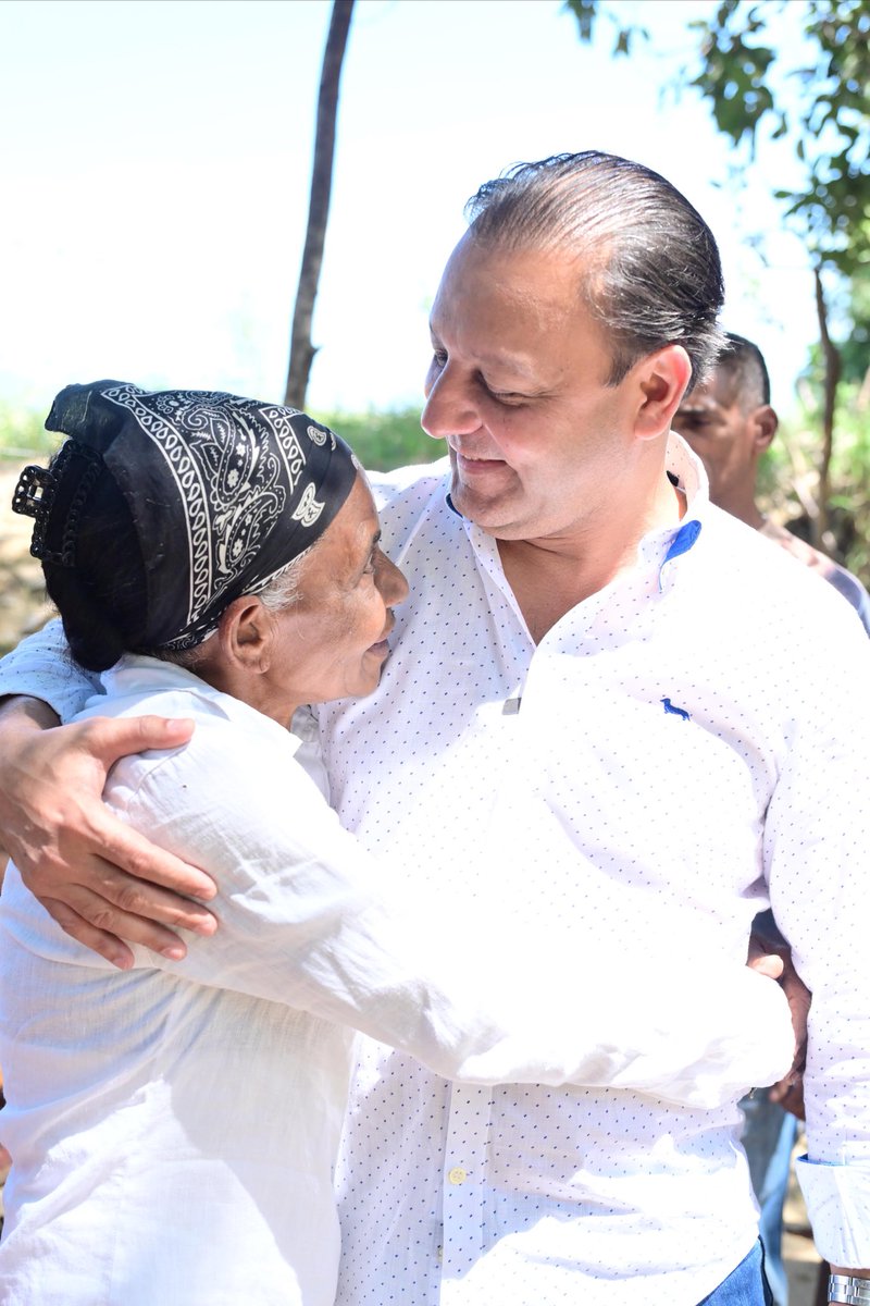 En ese abrazo, en esa mirada, está encarnada cada mujer y madre dominicana luchadora. Abel Martínez sabe qué hacer para colocar a la mujer en el centro de políticas públicas efectivas. ¡Rescataremos el país y tendremos un futuro seguro!

#AbelEsFuturo