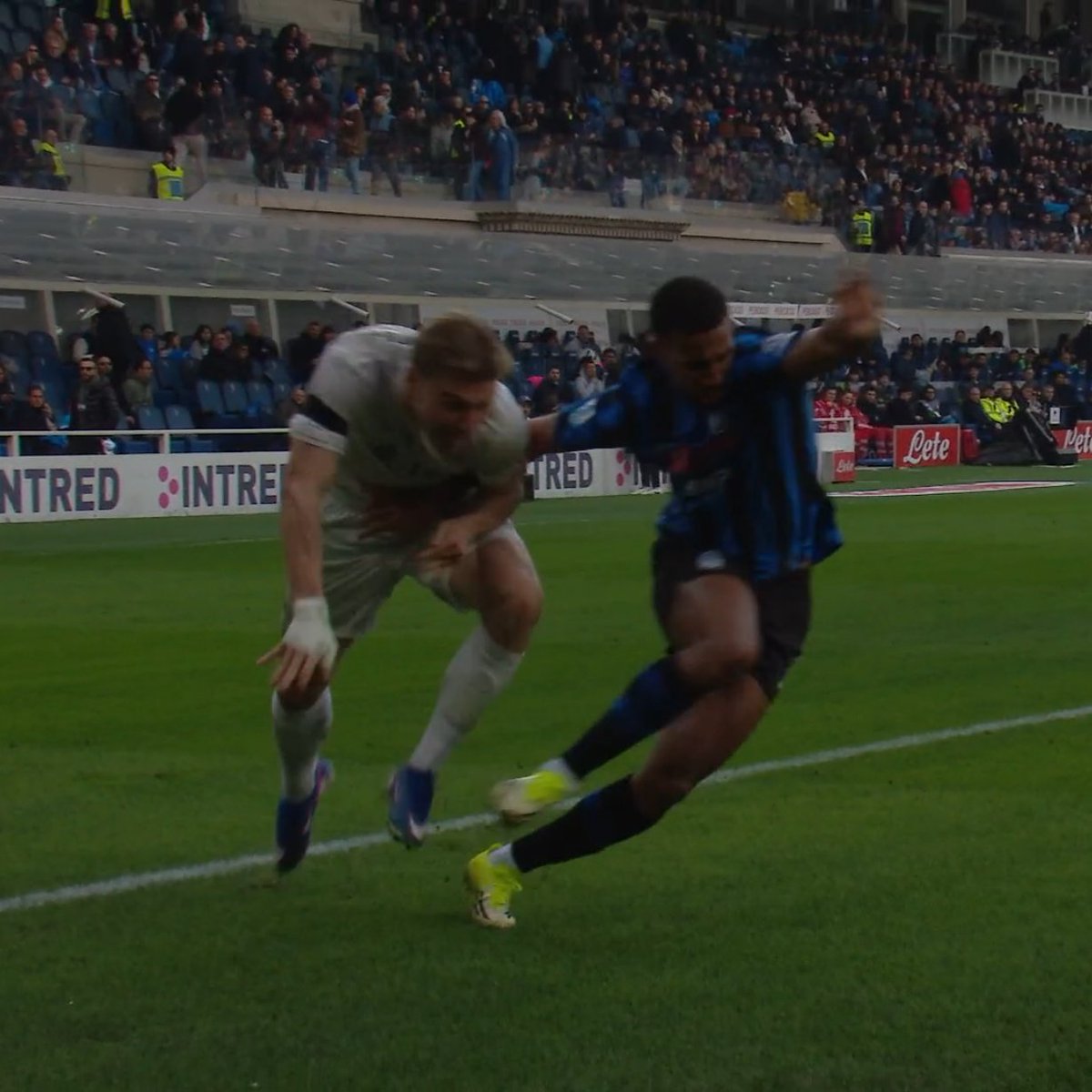 😱Dubbi su dubbi sul gol annullato al #Napoli per un presunto fallo di #Hojlund su #Hien 🧐
‼️#Chiffi fischia subito, check velocissimo e gioco che riparte subito. Per #Marelli non c'è niente: "Faccio davvero fatica a vedere un fallo..."❌

#AtalantaNapoli #Atalanta