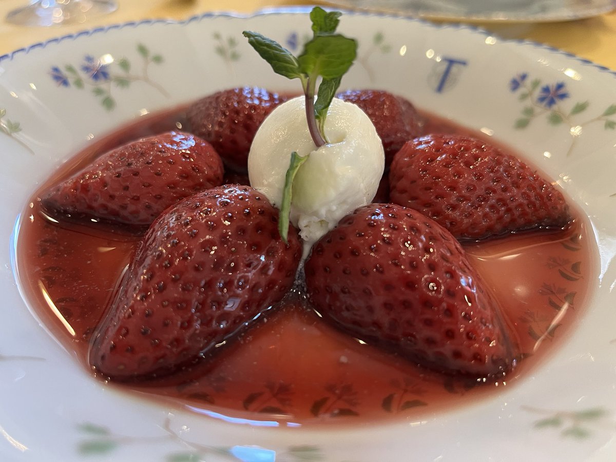 reochanset's tweet photo. 美味しい　フレンチ　ビストロドリヨン　木場

土日お任せランチメニュー
¥5500税込み

前菜一品目→3種類盛合わせ
(・兵庫県赤穂　生牡蠣
・自家製ロースハム　ラヴィゴットソース添え
・静岡県新玉ねぎのムースとベーコンのゼリー)

前菜二品目→北海道産真鱈の白子のソテー　赤ワインソース https://t.co/R5vqvVqHvx