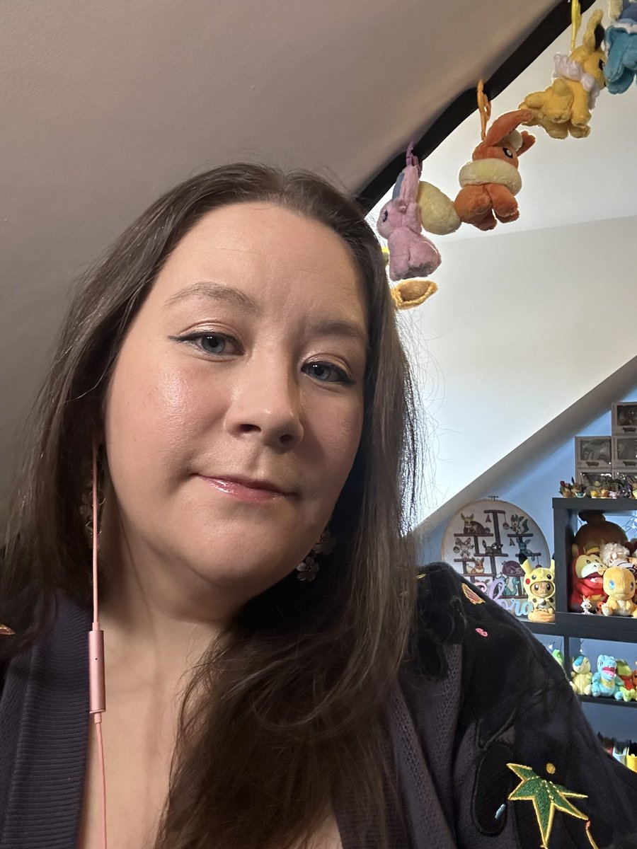 Live now on twitch for #DAweekend - hunting for that elusive lunala, come say hi ♥️

twitch.tv/eeveecollector…