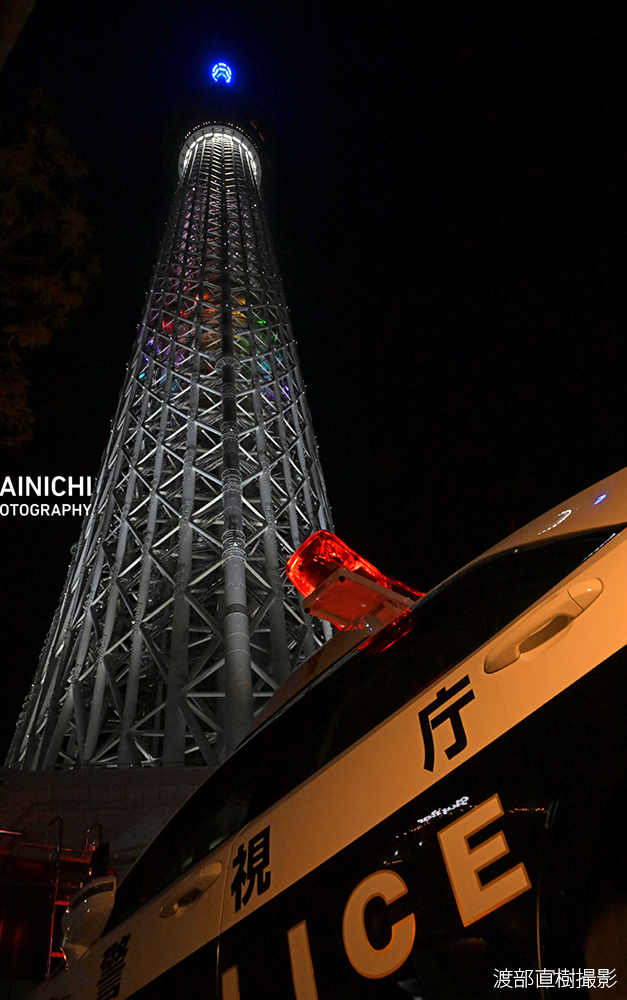 mainichiphoto's tweet photo. 22日午後8時20分ごろ、東京スカイツリーで展望台につながるエレベーターが緊急停止しました。東京消防庁によると、展望デッキには一時、600人ほどの客が取り残されました。午後10時半現在で、けが人の情報はありませんが、消防などが救助活動を進めています。
写真特集→https://t.co/7DGoMdv3ax https://t.co/vSipvTFV3U