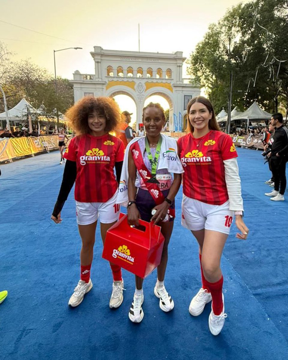 GranvitaMx's tweet photo. 🥇¡Muchas felicidades a los campeones del #21KGDL!
Estamos orgullosos de su esfuerzo y entrega en cada paso de este medio maratón. 👏😃
#GdlRun #ComudeGDL #LaCiudadQueTeCuida https://t.co/3rjVWr5urU