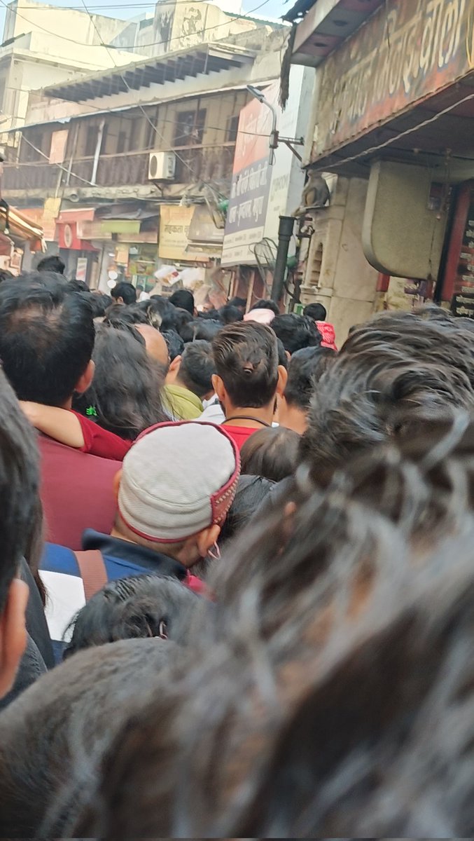 पिता के कंधों पर बैठकर, बच्चों को दुनिया कितनी हसीन लगती है। 

श्री बिहारी जी के दर्शन करने जब हम गए आज, बहुत भीड़ थी .....इतनी भीड़ थी कि , इंसान एक दूसरे से ही पीसे जा रहे थे ...भयंकर भीड़ जिसे कहते हैं ।

तभी मेरी नजर एक बच्ची पर गई जो अपने पिता के कंधे पर बैठी थी ।
अपने पिता