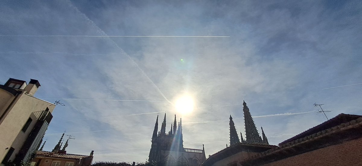 eoeeeeeeeeeeeee's tweet photo. hoy en #burgos un no parar de #geoingenieria #bioterrorimo #estenoesmicielo @AEMET_Esp @AEMET_CLaMancha @AEMET_Madrid https://t.co/syx0MFd2Go