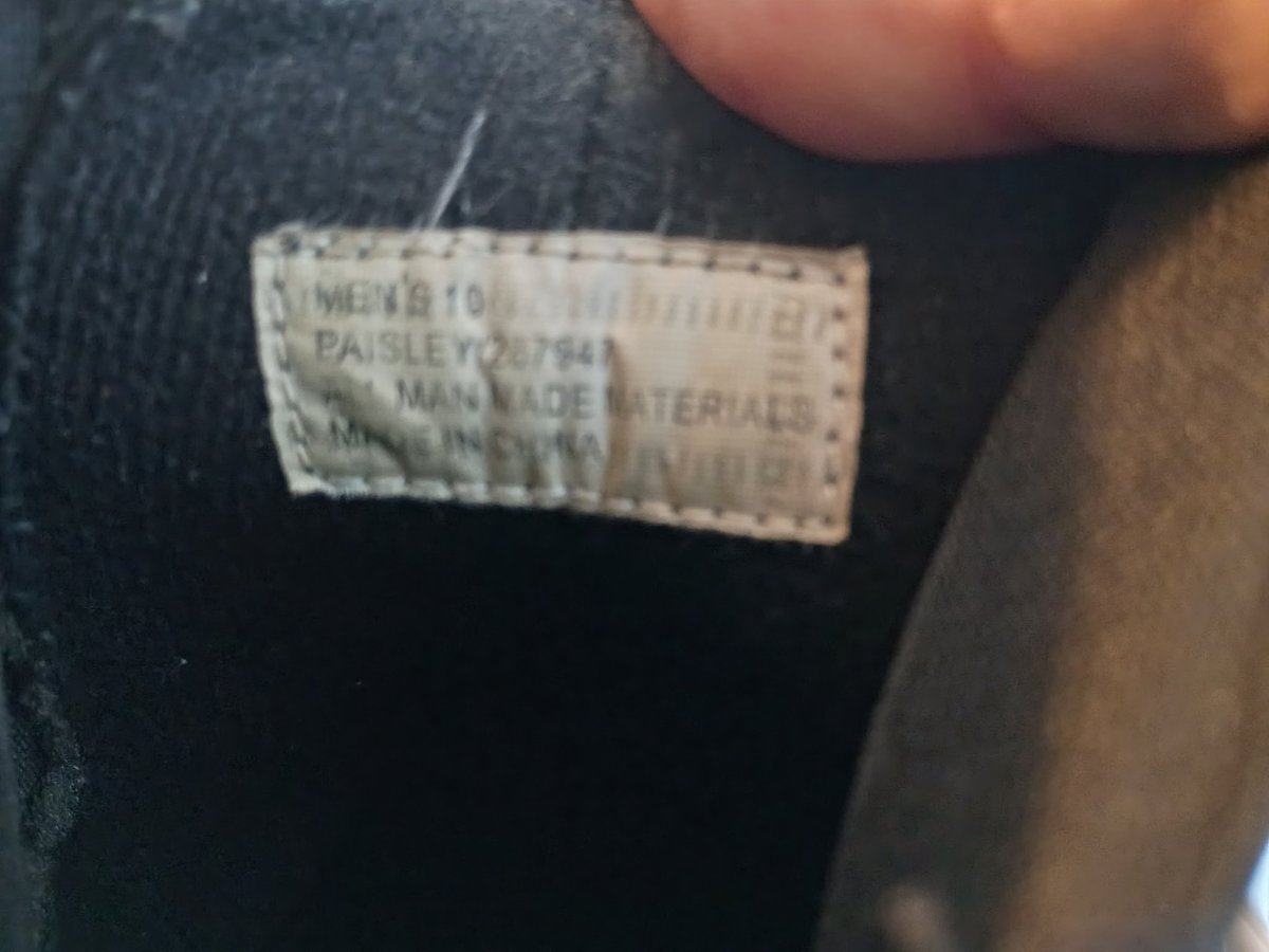 ImPlainly's tweet photo. @eddiebauer There was a time when a product with Eddie Bauer logo on it meant a life of use and enjoyment. Not so now. Bought these in August '25 and have worn them exactly twice..guess times have changed. The outer layer is completely cracked and peeling. https://t.co/z8LSi3NnKO