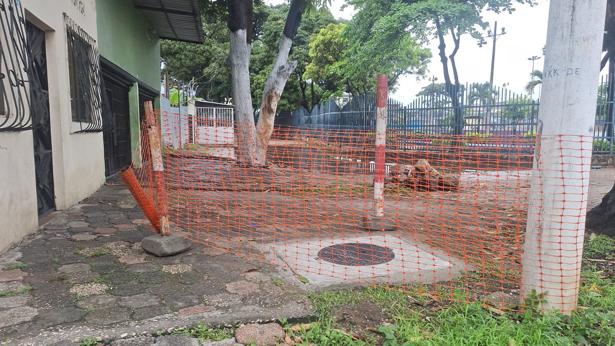 jujitsu_ec's tweet photo. @taticoronelf Hola estimada alcaldesa @taticoronelf ayúdenos al sector del puerto Liza por el parque acuático hay una laguna que da más arriba de la rodilla ya estuvieron los de interagua no dieron solución y los mosquitos demasiado y no hay luminaria  #ayuda #alcaldesa #ec #Salud #seguridad https://t.co/eTMnO9CiTA