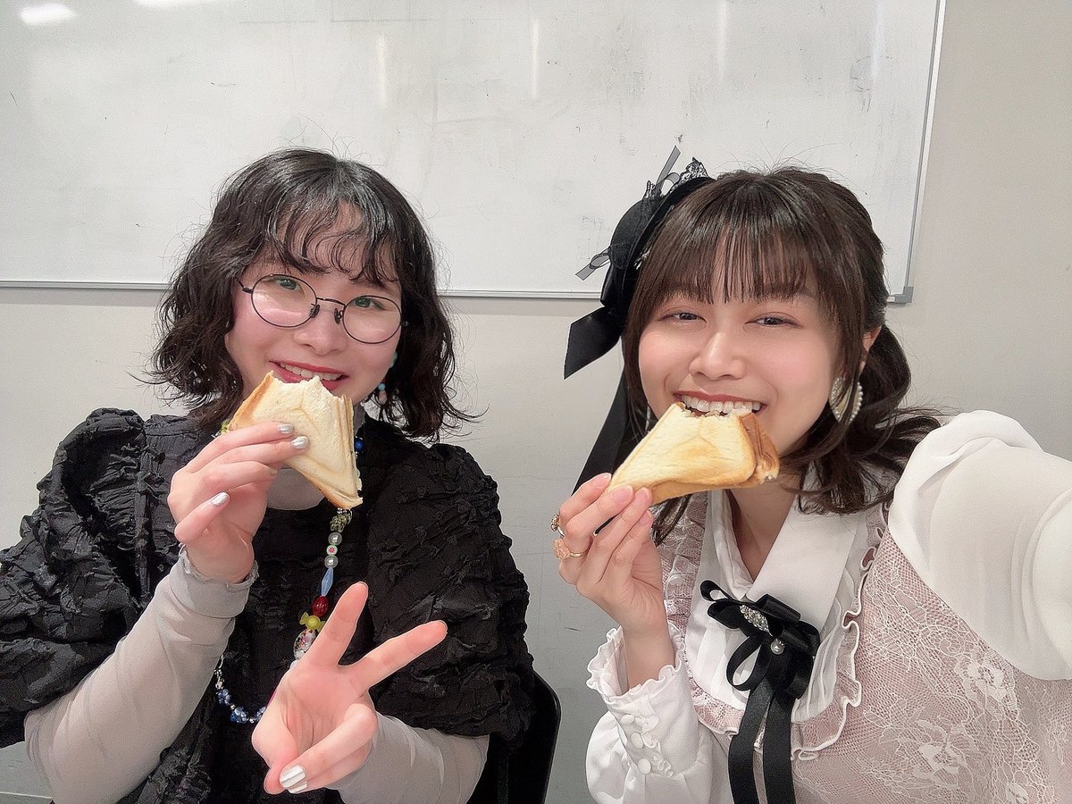 dateotoko123's tweet photo. 郡上八幡観光協会理事長、
後藤 “GOCCI” 正和さん 考案
イベント中にご紹介した
郡上八幡現地でバンめし♪コラボするかもしれないししないかもしれない試作品の
『味噌カレーピロシキ』 (今回はホットサンド版)

楽屋でもやぎぬまさんとハグハグ🐹
#バンめし♪ https://t.co/Vf9E9Eck6I