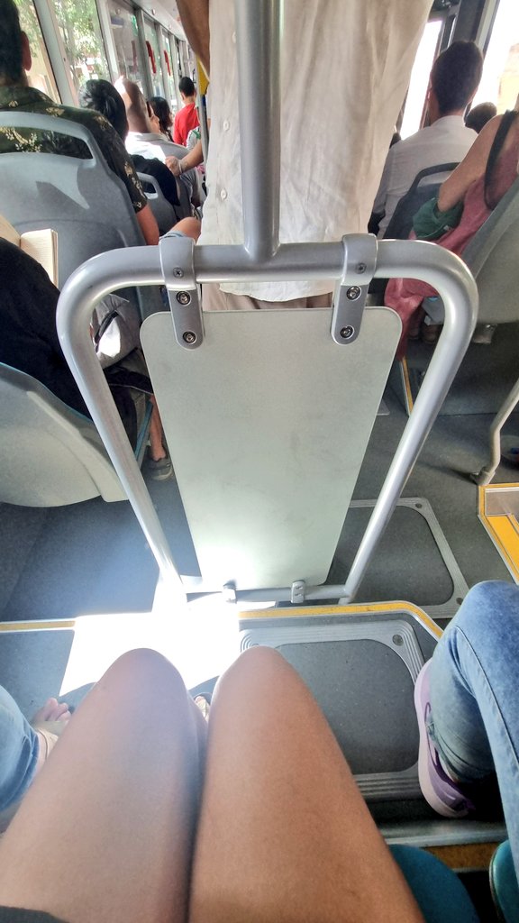 Ayer me tocó un 65 a GNC y es la primera vez que veo un tope en la fila trasera para no salir volando con las frenadas