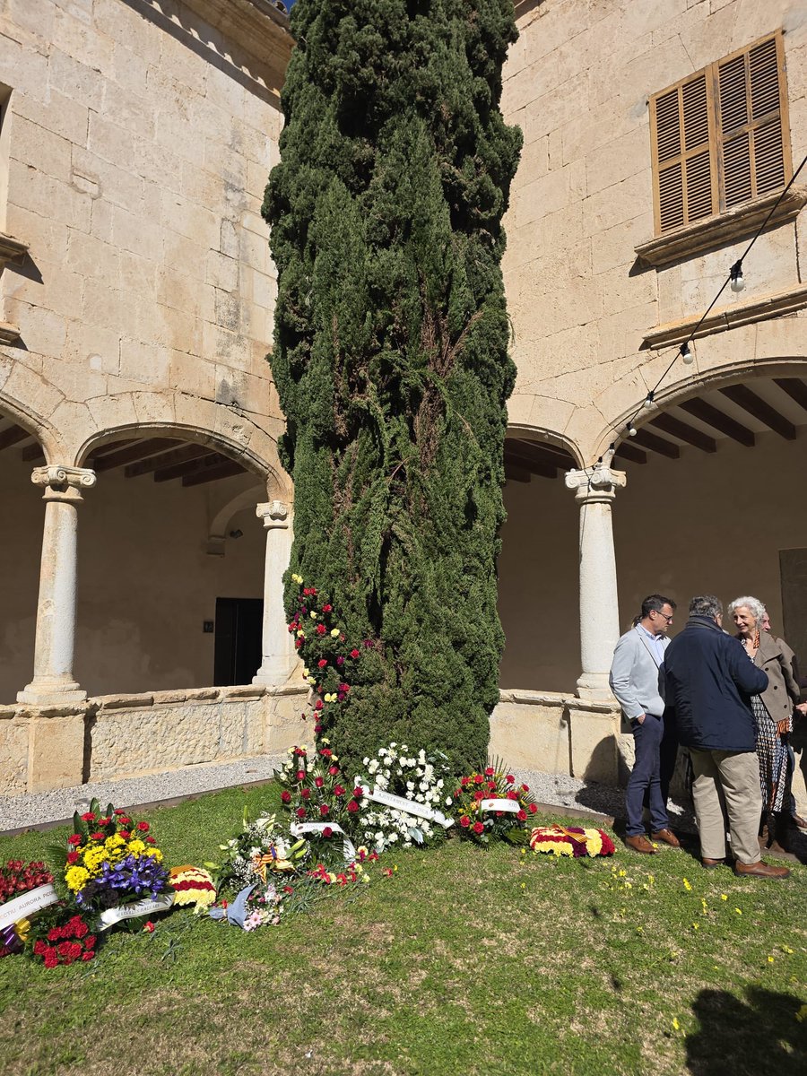 msocialsSTEI's tweet photo. Un any més l'STEI ret homentage a les victímes del franquisme al Mur de la Memòria del cementeri de Palma i al Memorial de l'Oblit d'@incaciutat. Per la veritat, la justicia i la reparació https://t.co/oYhvFbaUfu