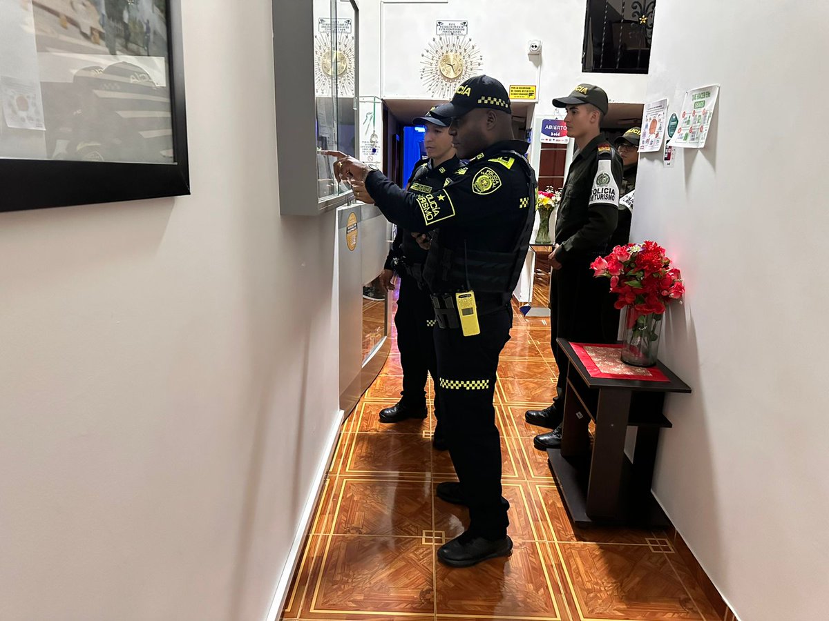 ProteccionPonal's tweet photo. #Pereira | Continuamos desarrollando planes de prevención, control y verificación a prestadores de servicios turísticos del área metropolitana.
Verificamos documentación en regla y cumplimiento de condiciones legales para garantizar un servicio seguro y responsable. https://t.co/SYUy18YFRa