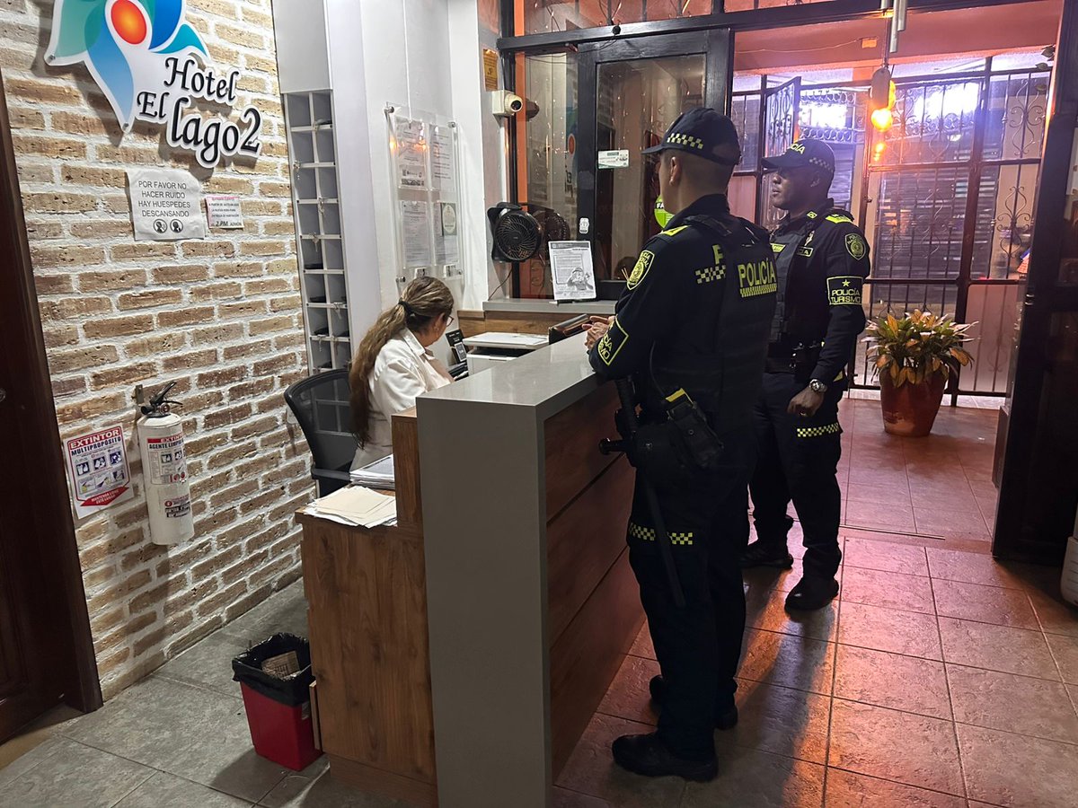 ProteccionPonal's tweet photo. #Pereira | Continuamos desarrollando planes de prevención, control y verificación a prestadores de servicios turísticos del área metropolitana.
Verificamos documentación en regla y cumplimiento de condiciones legales para garantizar un servicio seguro y responsable. https://t.co/SYUy18YFRa