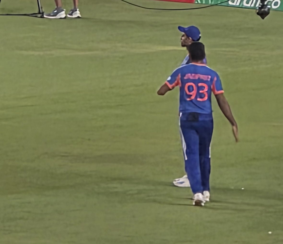 rohitjuglan's tweet photo. GOAT spell from Bumrah otherwise would be a easy 200+ for SAF
#INDvsSAF https://t.co/ynPgHebHjE