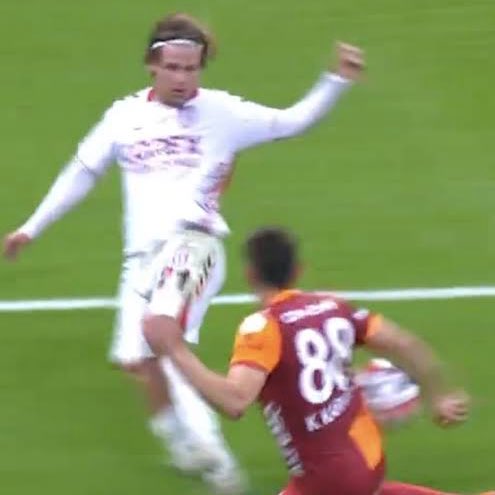 📅 5 Aralık | Samsunspor’un son dakika penaltısı verilmeyince Okan Buruk: “Verilen kararlara saygı duyalım.”

📅 21 Şubat | Kaybedilen Konyaspor maçı sonrası Okan Buruk: “Bu pozisyona ofsayt vermek bir utançtır.”