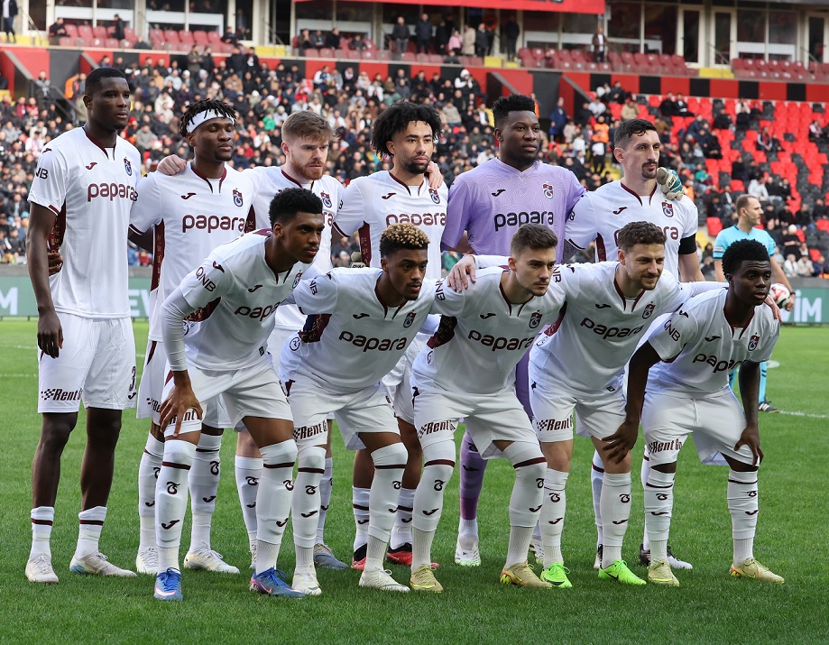futbolarena's tweet photo. Ligde geriye düştüğü maçlarda en fazla puan toplayan takım Trabzonspor. (15) https://t.co/BwyOi5NnMi