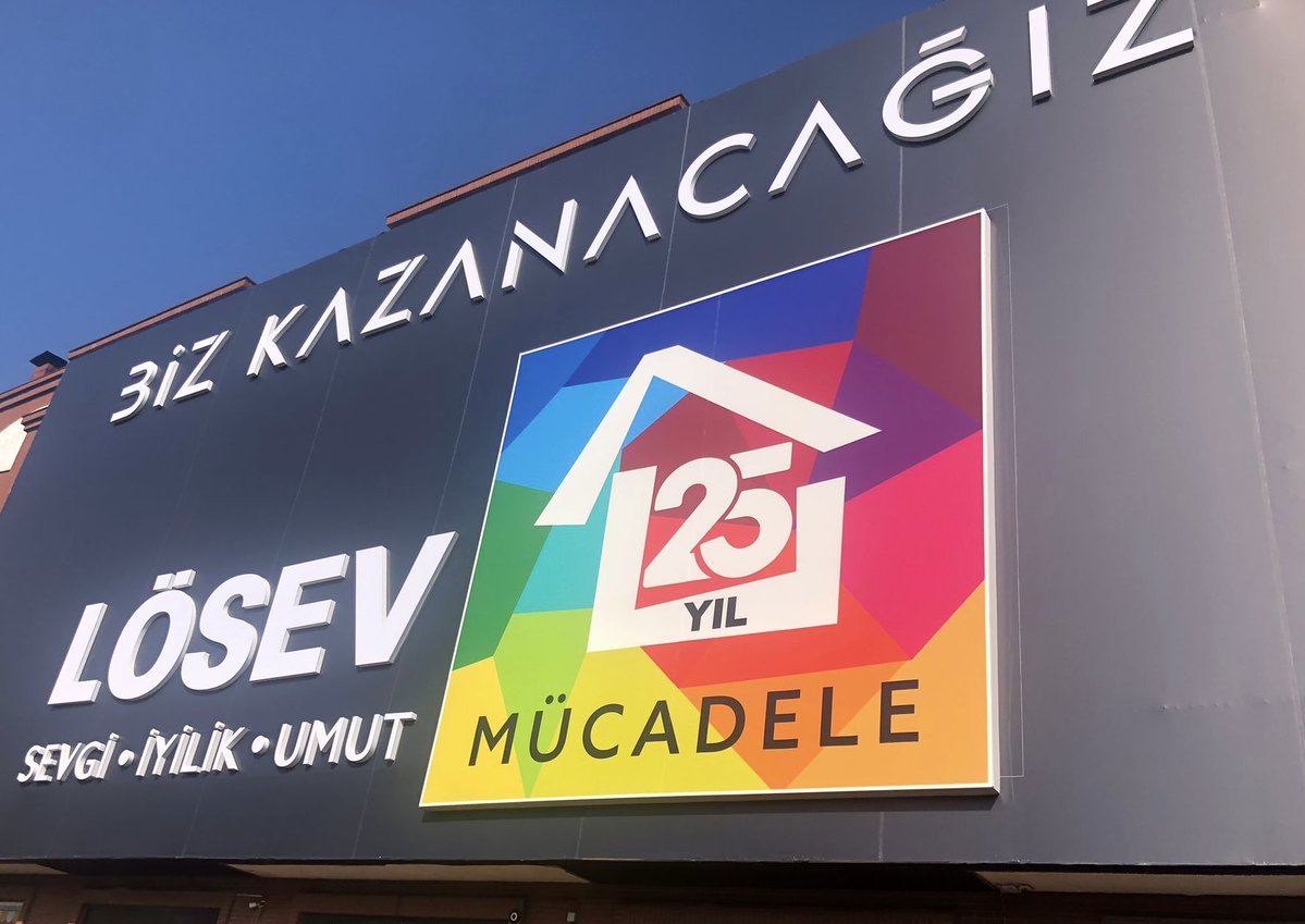 Ülkemizin en güvendiği ve itibar endeksinde en üst sıraya taşıdığı ,
Mücadele ve BİZ KAZANACAĞIZ denince aklına gelen ilk kuruluş olarak saydığı ,
Daha önemlisi ,
sarsılmaz gerçek ATATÜRK’çü
tek sağlam kale olarak gördükleri
LÖSEV elbette sonsuza
kadar yaşayacaktır .