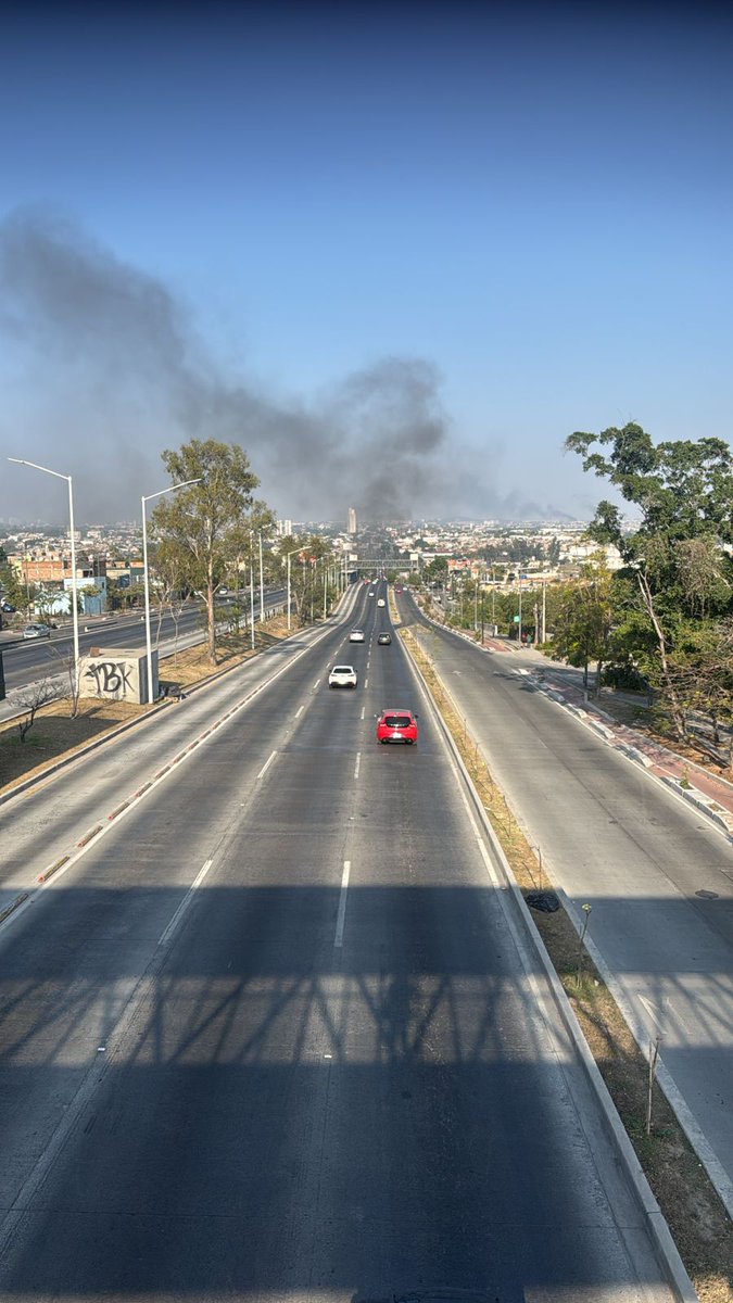 ⚠️Atención |
Debido a los múltiples vehículos incendiados en la zona de Tabachines, el servicio del Macro Periférico fue suspendido por completo.
Además, SITEUR y la Secretaría de Transporte informaron que se suspende temporalmente el servicio de la Línea 3 del Tren Ligero, así
