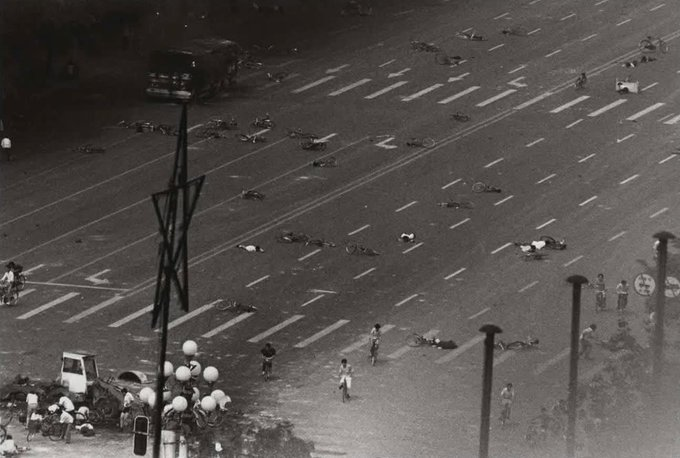 seanwei001's tweet photo. 1989年天安门事件后的景象。——照片由香港摄影师黄峥拍摄并秘密带出中国。
1989年6月4日凌晨，在学生领导的、呼吁政治改革的示威游行持续数周后，北京宽阔的街道突然陷入沉寂。随后，军方镇压了抗议活动，并将该地区置于严密控制之下。
散落的自行车、被遗弃的物品和几乎空无一人的街道，讲述着一个比冲突场面更为平静的故事，展现了几个小时前还轰轰烈烈的人群突然消失的景象。
几十年过去了，当晚的照片一直是记录这一事件的珍贵影像资料，而这一事件在中国的公共讨论中仍然受到严格限制。