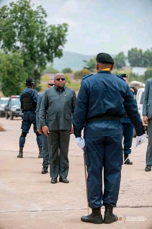 SergeKena127690's tweet photo. #Kimpoko/N’Sele
Le VPM en charge de l’Intérieur, @shabani_lukoo , a visité ce samedi l’Académie de Police de Kimpoko (ACAPOL),dans la commune de la N’Sele.
Des centaines d’officiers y suivent une formation de 24 mois pour renforcer leurs capacités opérationnelles et stratégiques https://t.co/0uVhvHDSuW