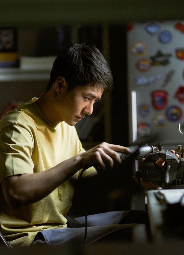 three things liu zhengliang love: 

1) the breakfast stall near the hospital
2) collecting stickers 
3) pasting said stickers all over lei yu’s dorm