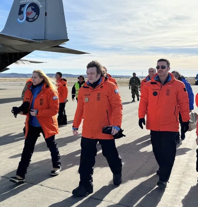 DÍA DE LA ANTÁRTIDA ARGENTINA

El 22 de febrero de 1904, nuestra bandera se izó por primera vez en la Isla Laurie y, desde entonces, sigue flameando ininterrumpidamente en la Base Orcadas. Ese hito marca la presencia humana permanente más antigua de la Antártida y lo recordamos