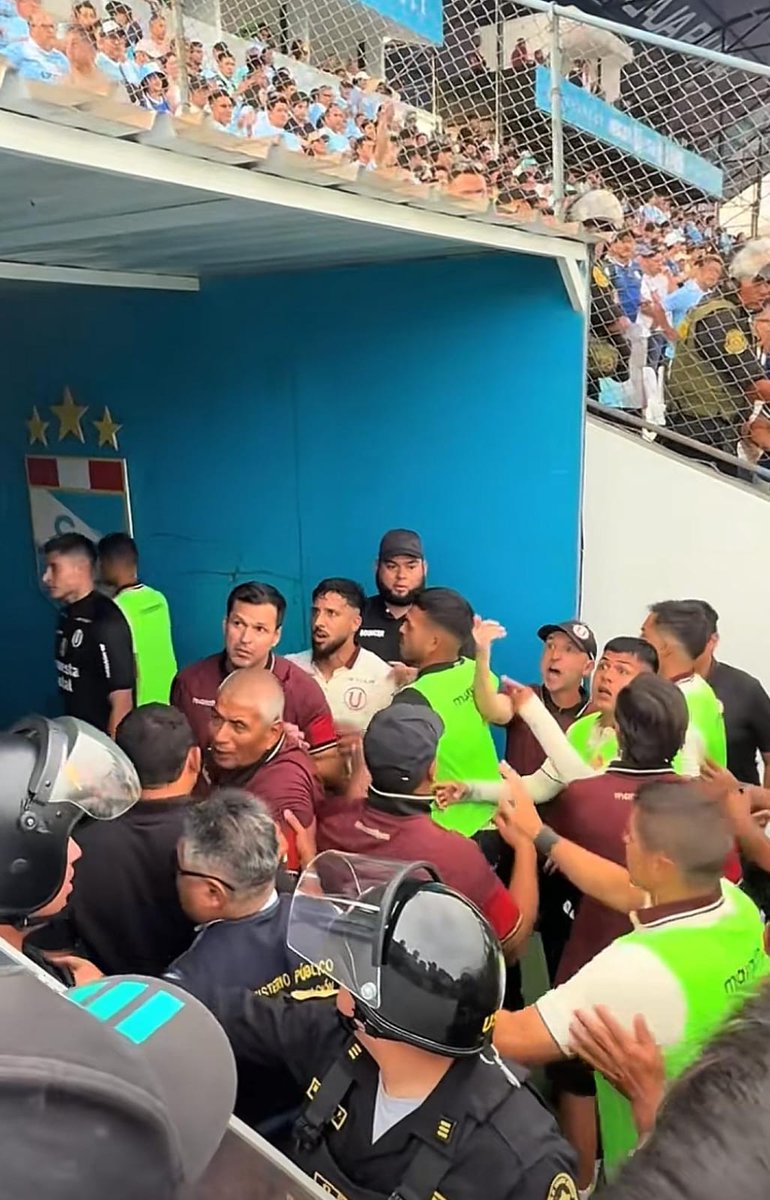 Les apuesto a q si Pablo Guede retaba a algún hincha a bajar de la tribuna a pelear, saldría hoy hasta en los dominicales por encima de la vacancia de Jeri.