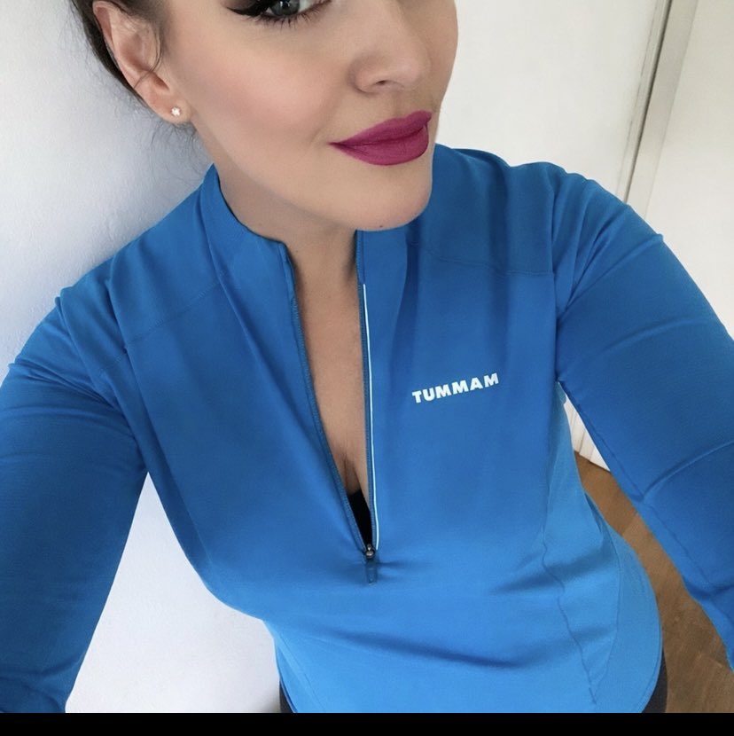 Während ich meinen Körper im Training forme und an meine Grenzen gehe, liegst du bequem und ziellos auf dem Sofa?

Diese Bequemlichkeit endet jetzt.
Ich übernehme die Führung – und als deine Herrin sorge ich dafür, dass sich deine Haltung ändert.

Zeit, Disziplin zu lernen. 🔥