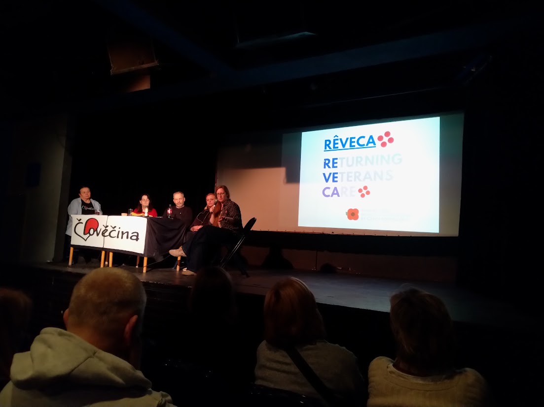 spolek_vlcimaky's tweet photo. Děkujeme Člověčina z.s. ❤️za možnost prezentovat program #REVECA (Returning Veterans Care) v jejich výročním pořadu Setkání s Člověčinou v Divadle Dobeška.
S Člověčinou máme dlouhodobou spolupráci (#operationfirefly, #projecthemingway) a metodicky podporujeme jejich projekt vybudování "domu na půl cesty" pro #veteraniua 🇺🇦⚔