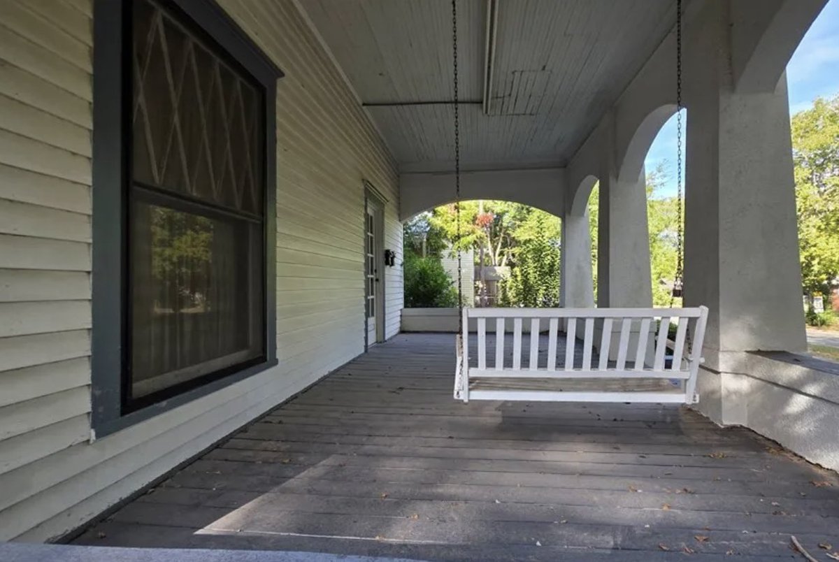 oldhouseunder50's tweet image. $99,900 
Georgia #Duplex with Original Elements. This #multifamily #home is striking. It boasts French doors and a large grassy lawn. oldhousesunder50k.com/georgia-duplex…