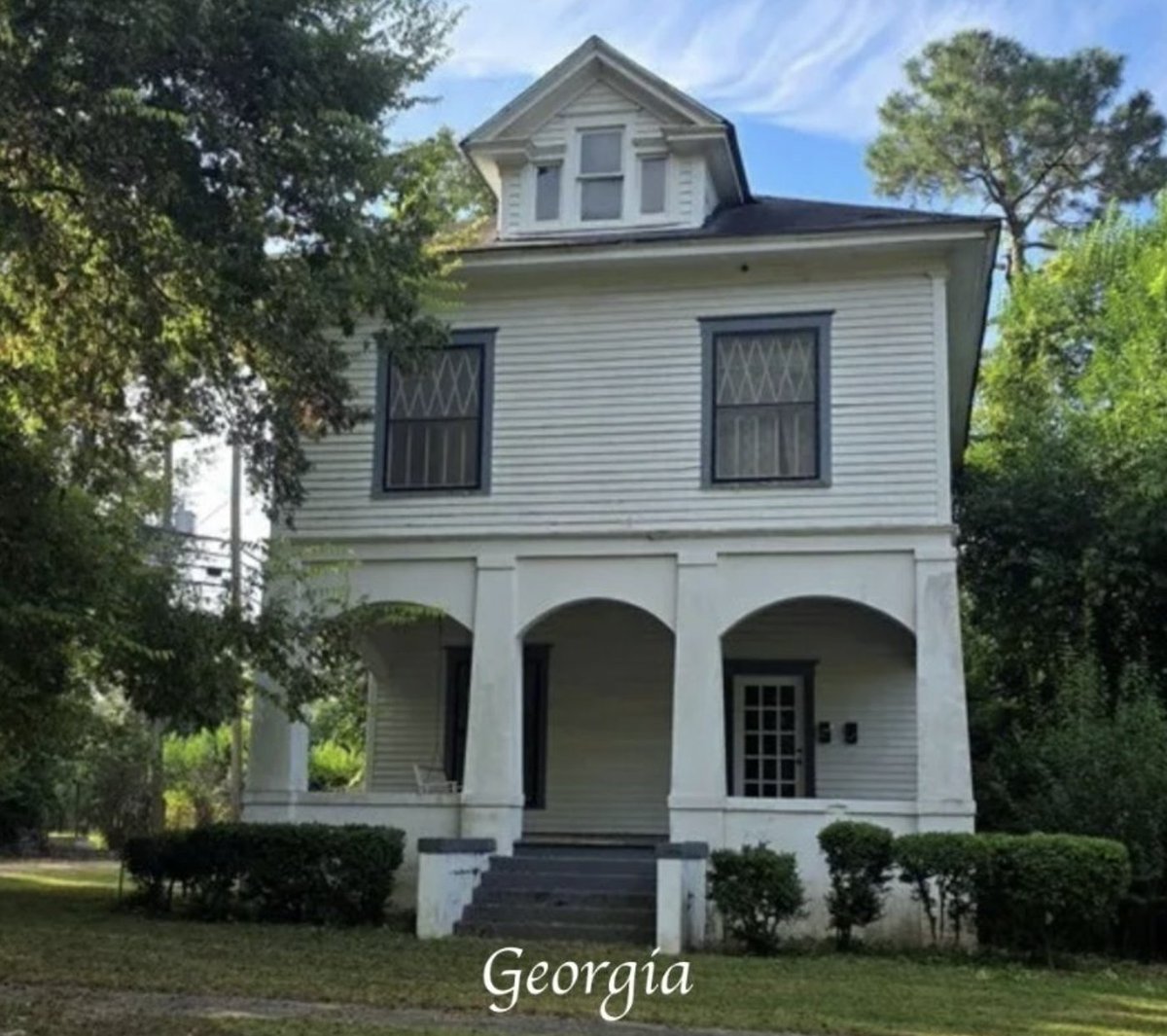 oldhouseunder50's tweet image. $99,900 
Georgia #Duplex with Original Elements. This #multifamily #home is striking. It boasts French doors and a large grassy lawn. oldhousesunder50k.com/georgia-duplex…
