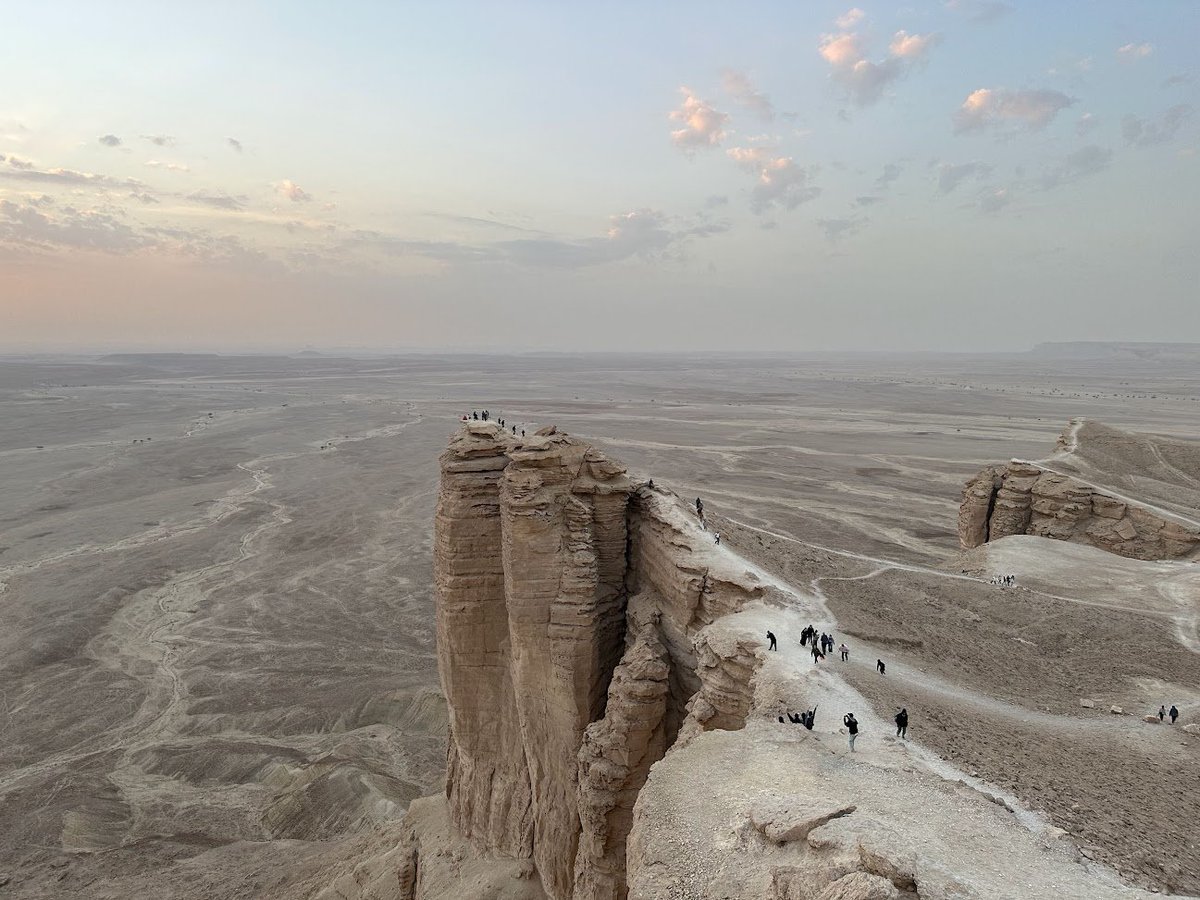 TravelWorldYaro's tweet image. Edge of the World, Saudi Arabia.

A massive cliff rising from the desert.

Minimal landscape. Maximum scale. A great place to watch sunrises and sunsets.

#SaudiArabia