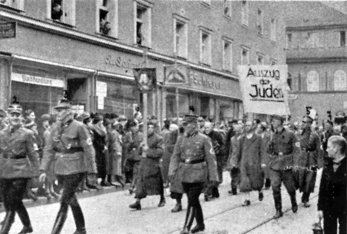 1) El 21 febrer 1939, un decret del govern nazi exigía als jueus l'entrega de joies,objectes de valor,or, platí, plata, pedres precioses,perles... a centres de compra pùblics (Dorotheum) en un plaç màxim de 2 setmanes. En el decret s'especificava que no rebrien cap compensació.🔽