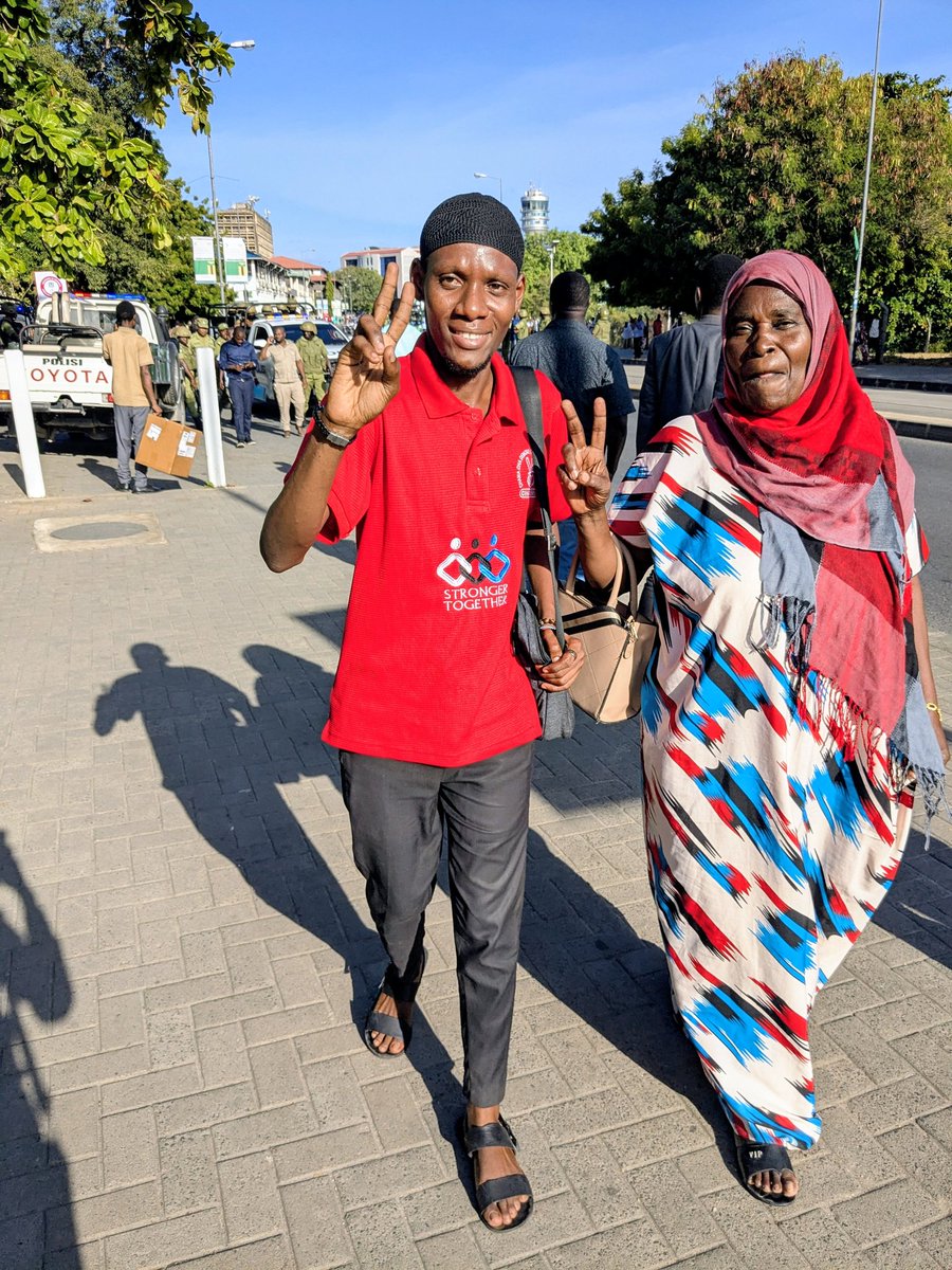 johnmende_'s tweet photo. Hatutanyamaza.
Hatutatetereka.
Haki lazima isimame. ✊🔥
Free Tundu Lissu 

#FreeTunduLissu #StrongerTogether #freedomfighter #freedom #KatibaMpya #StandForJustice #PeoplesPower https://t.co/VcFwQlYuxQ