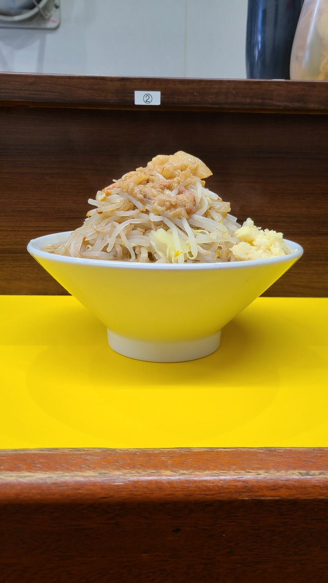 Cold_of_Shonan's tweet photo. 2026.2.22(日)
豚が1番☆脂が2番
(埼玉県戸田市)

ラーメン中(300g)
全(＝野菜ニンニクアブラ)増し

甘み強めのスープともっちり感のある麺、所謂流行りの二郎インスパイア系ではない独自路線のよう(何かの動画で言っていた)

台湾まぜそば(限定)も魅力だったけど、初訪ゆえデフォラーメンにした。。 https://t.co/Kb6HUNhfja