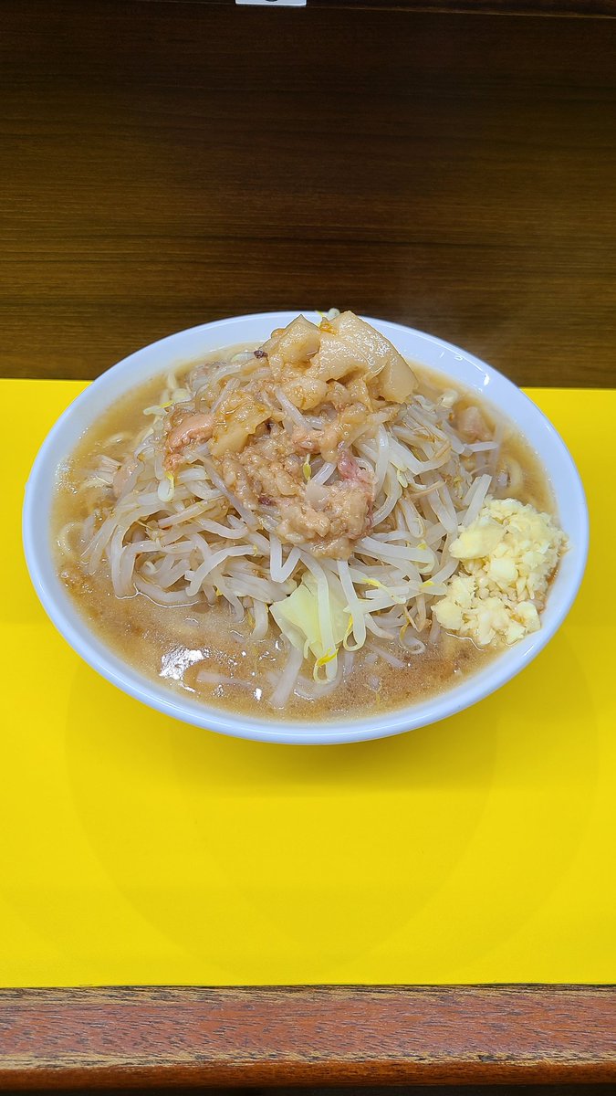 Cold_of_Shonan's tweet photo. 2026.2.22(日)
豚が1番☆脂が2番
(埼玉県戸田市)

ラーメン中(300g)
全(＝野菜ニンニクアブラ)増し

甘み強めのスープともっちり感のある麺、所謂流行りの二郎インスパイア系ではない独自路線のよう(何かの動画で言っていた)

台湾まぜそば(限定)も魅力だったけど、初訪ゆえデフォラーメンにした。。 https://t.co/Kb6HUNhfja
