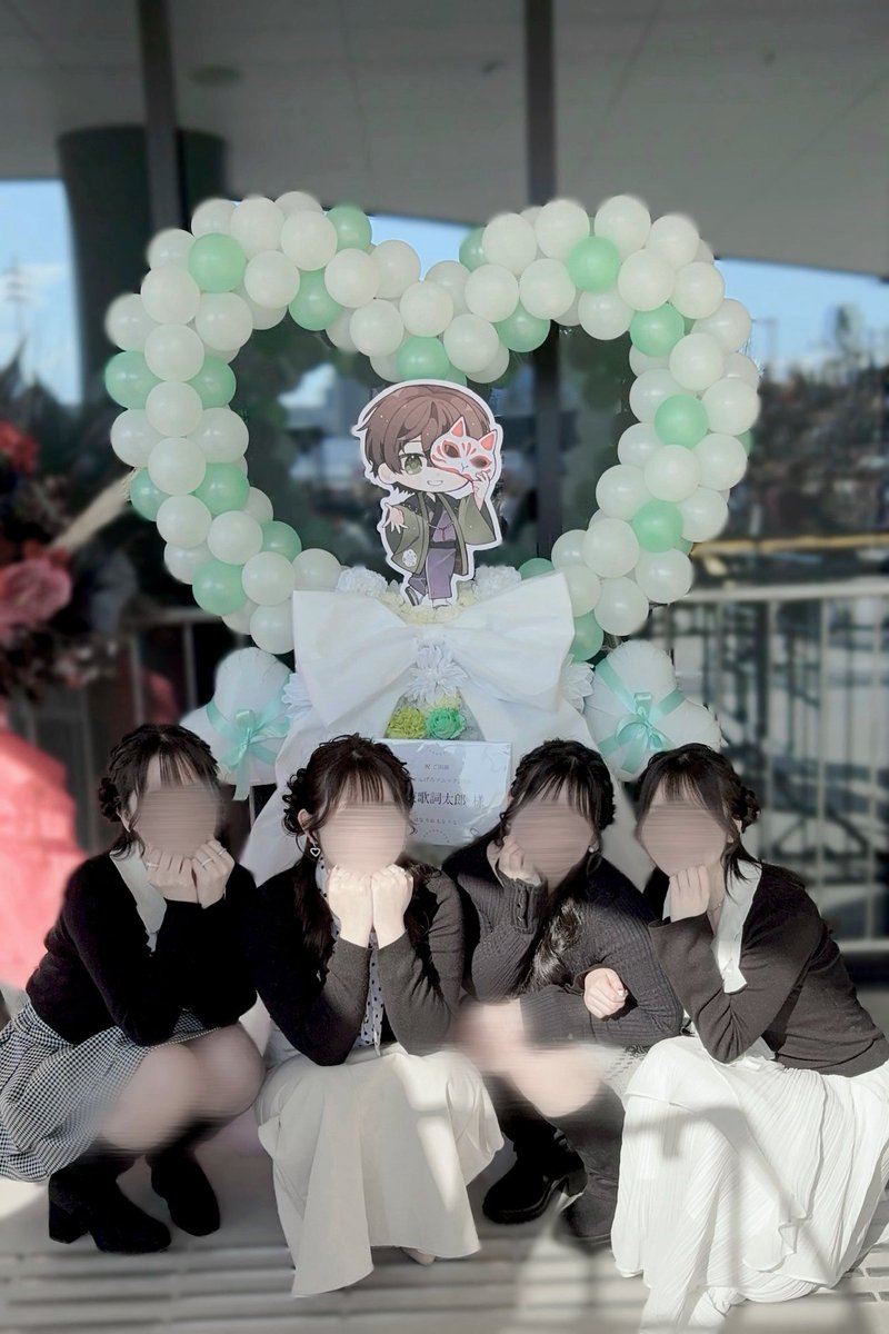 __oOsl's tweet photo. 仲良しの4人で伊東歌詞太郎さん宛にフラスタ出させて頂きました(՞っ ̫ _՞)♡
大好き❕

 #ちゃんげろソニック2026 https://t.co/wFogQKgIwA