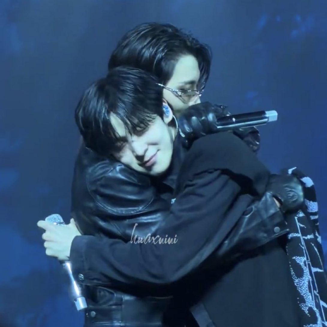 oh my god…… this hug looks so reassuring ….