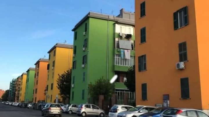 In tutta Europa, le case colorate rappresentano una delle attrazioni turistiche più amate SOLO a Roma il fenomeno degli imbrattamenti continua a colpire edifici pubblici e privati, nel silenzio complice della politica <a href="/diarioromano/">diarioromano</a> 
facebook.com/permalink.php?…