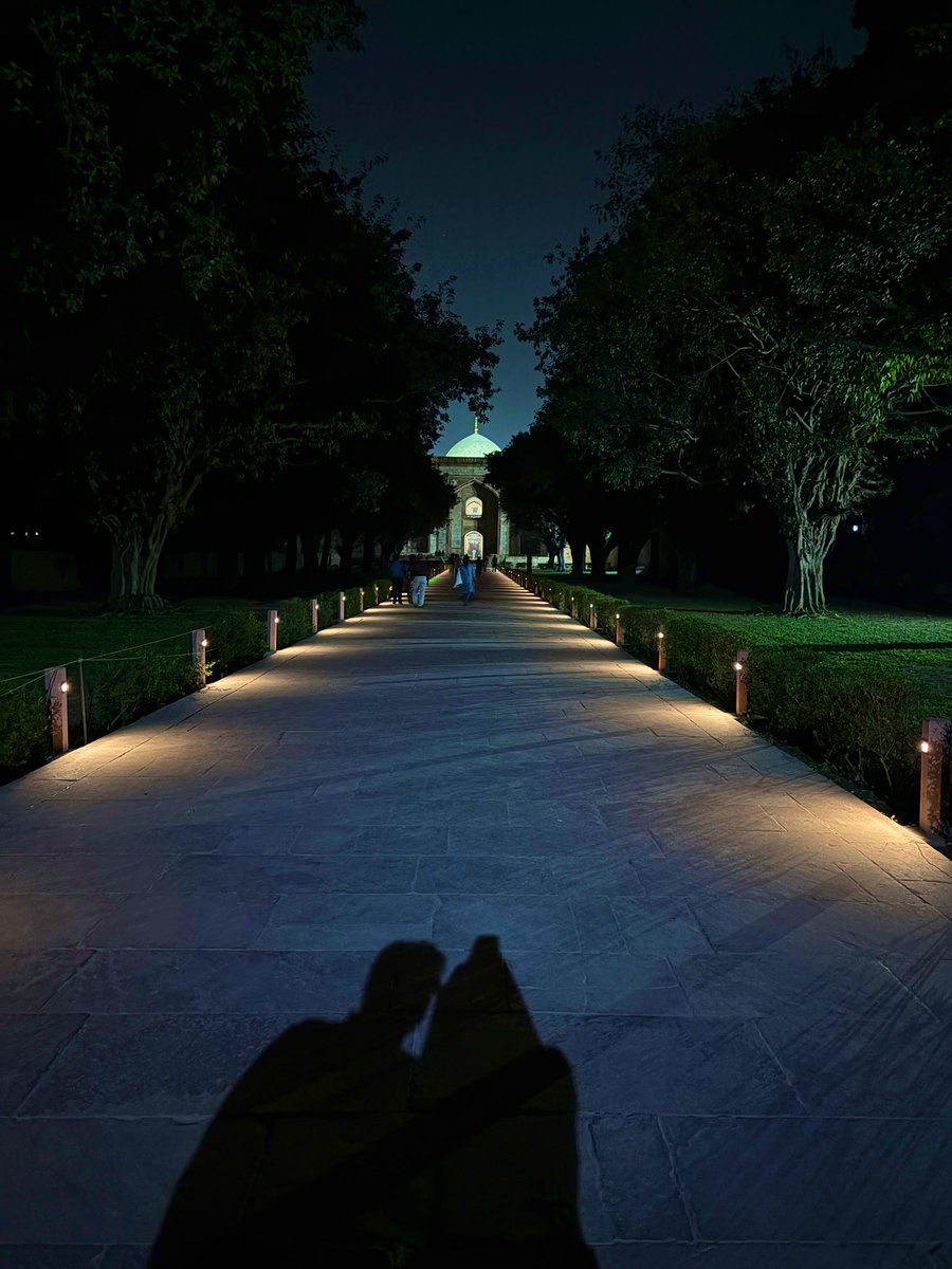 Date idea: wandering through the magnificent grounds of Humayun’s Tomb with William Dalrymple’s Empire playing softly in both your AirPods.