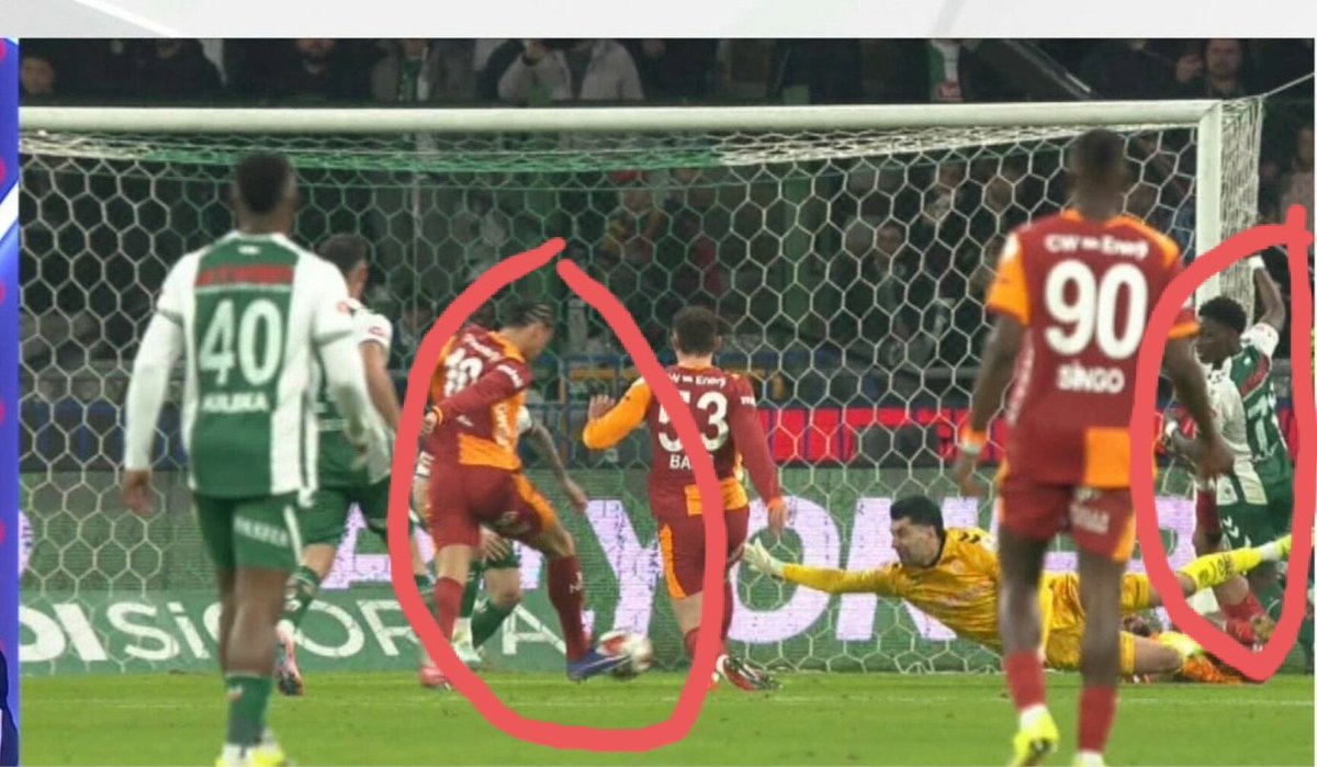 Konyalı kalecinin uzanıp yetişemediği topa yuvarlak içindeki savunmacı yetişecek diye ofsayt verdiler. İşte böyle bir alçaklıkla karşı karşıyayız. Buna ofsayt diyende bu alçak tezgahın parçasıdır.