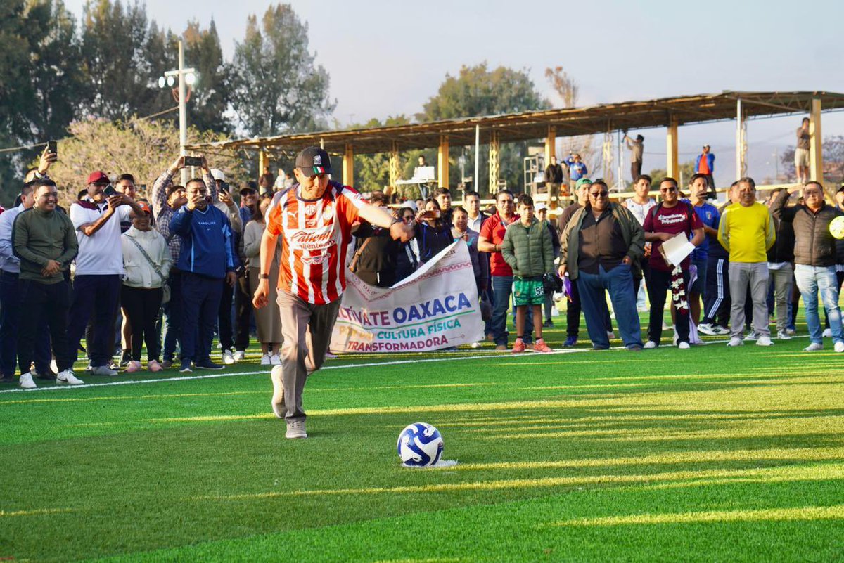salomonj's tweet photo. REHABILITAMOS UNA CANCHA DE FÚTBOL 11 EN MIAHUATLÁN DE PORFIRIO DÍAZ, EN BENEFICIO DE MÁS DE 29 MIL PERSONAS

Inauguramos esta rehabilitación en el Campo Deportivo “3 de octubre”, dignificando un espacio público para la promoción del deporte, el fortalecimiento del tejido social y el desarrollo de la comunidad.

Con esta acción, cumplimos un compromiso más de nuestras giras de trabajo y seguimos construyendo obras que transforman las comunidades oaxaqueñas.